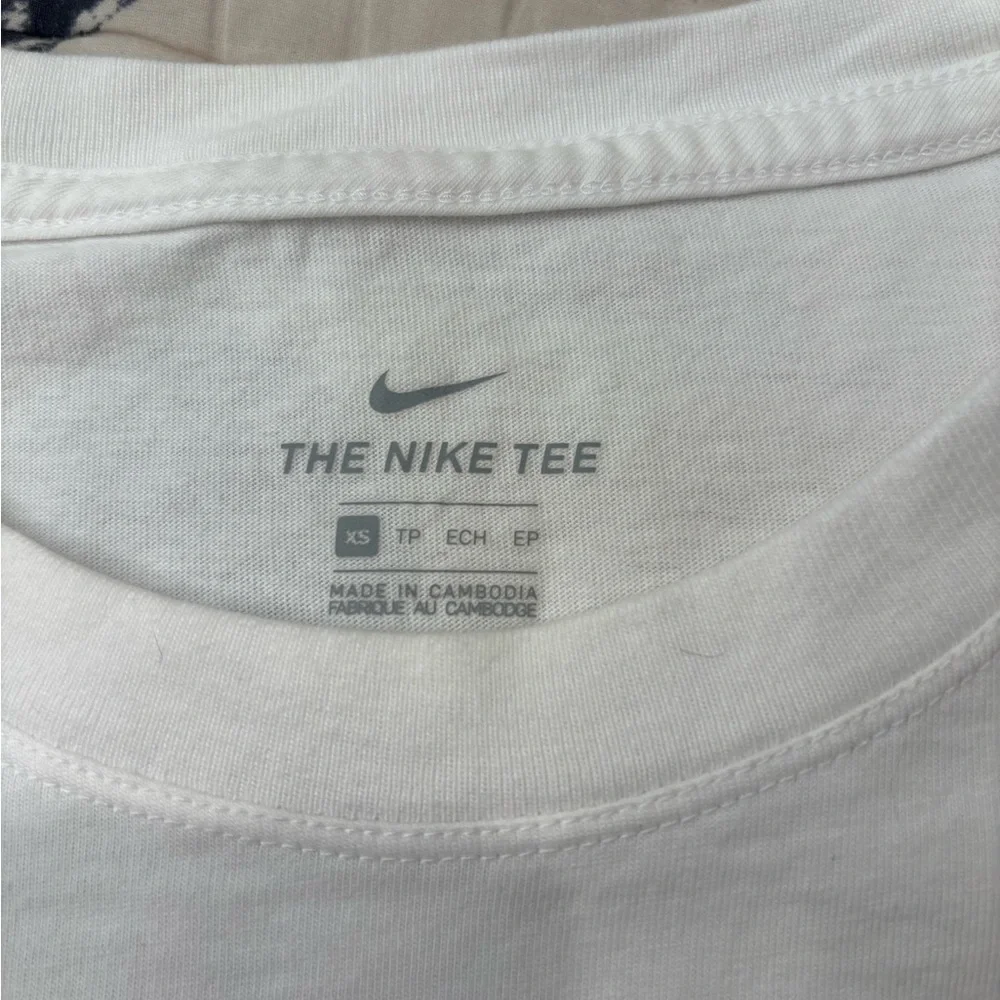 Nike Women's Classic White Crop Top - Picture 4 of 4